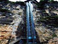 湖北現(xiàn)88米觀光電梯 夾在兩座山體狹縫絕壁間