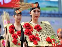 “稻草美女”亮相稻米文化節(jié)
