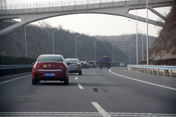 車隊(duì)在去嵩山滑雪場的路上